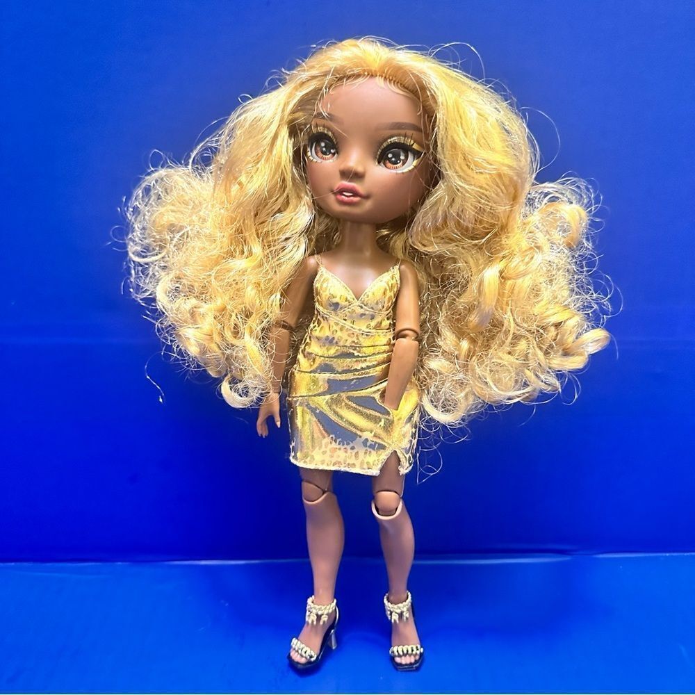 Rainbow 🌈💛💛High Vision Divas Melina Deluxe doll